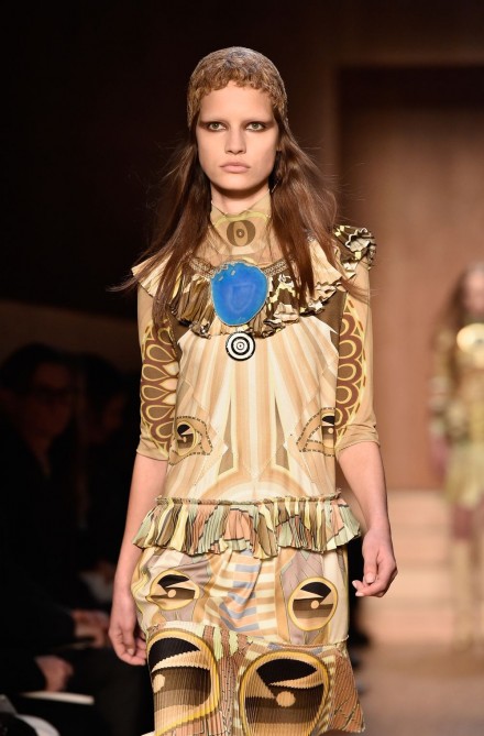 Givenchy si ispira all'Antico Egitto nella settimana della moda a Parigi